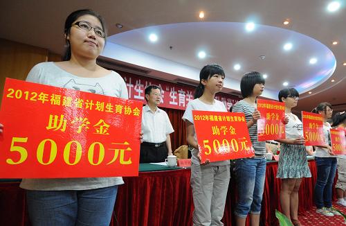 8月21日,陳珊珊(左)等計生困難戶女生接受福建省計生協(xié)會贈送的大學期間每人每學年5000元的助學金。當日,福建省計生協(xié)會在福州舉行“生育關懷 金秋助學”資助金發(fā)放儀式。對2012年全省考取本一院校計生特困戶中的84名女生每人每學年給予5000元的資助,直至大學畢業(yè);給予3名考取北京大學的計生困難戶女生獎勵1萬元。從2011年開始,福建省計生協(xié)會將金秋助學作為生育關懷行動的重要工作,組織全省各級計生協(xié)會開展各種助學活動,幫助了一大批計生困難戶的學子夢圓高校。2011年全省各級計生協(xié)會共資助計生困難家庭子女上大學6895人次,累計發(fā)放助學金1081.5萬元。新華社記者 林善傳 攝