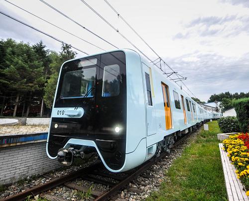 正在環(huán)線上試運行的哈爾濱市軌道交通1號線列車(8月21日攝)。國內(nèi)首款高寒地鐵——哈爾濱市軌道交通1號線首列車,將于8月28日在中國北車長春軌道客車有限公司舉行下線儀式。該車采用新型標準B2型鋁合金,“四動四拖”6輛編組,最高運行速度每小時80公里。與普通地鐵不同,該車在采暖和保溫方面做足了文章,譬如每輛車安裝2臺大功率空調(diào)、座椅下配有電熱器、車門加厚等,以保證車輛能在零下38攝氏度的低溫環(huán)境下持續(xù)運行。新華社記者 王昊飛 攝