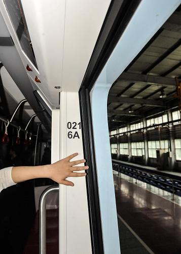 哈爾濱市軌道交通1號線列車加厚的車門(8月21日攝)。新華社記者 王昊飛 攝