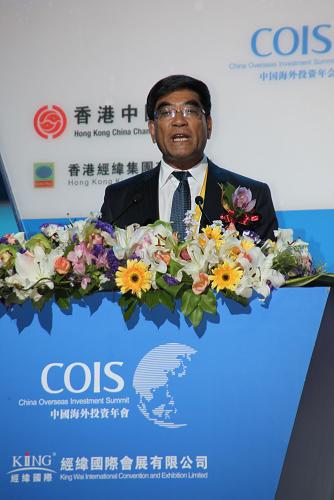 8月23日,2012中國海外投資年度人物獲獎者中國石油化工集團公司董事長傅成玉在會上發(fā)言。當晚,由第二屆中國海外投資年會組委會評選的2012中國海外投資年度人物在香港揭曉,共有10位優(yōu)秀企業(yè)家榮獲殊榮。第二屆中國海外投資年會由香港中國商會主辦,主題是“全球經(jīng)濟轉(zhuǎn)型與中國海外投資新模式”。新華社發(fā)