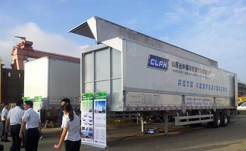 這是山東一家企業(yè)研制的輕量化掛車,采用新型鋁合金材料制成的這種掛車自重和油耗都將大大降低(8月27日攝)。 8月28日,天津、河北、內(nèi)蒙古、遼寧、吉林、黑龍江、山東七?。ㄊ?、區(qū))聯(lián)合成立的環(huán)渤海灣甩掛運(yùn)輸聯(lián)盟在煙臺(tái)通過(guò)聯(lián)盟標(biāo)志和章程,標(biāo)志著全國(guó)首個(gè)甩掛運(yùn)輸省級(jí)區(qū)域戰(zhàn)略合作聯(lián)盟正式起航。甩掛運(yùn)輸是指帶有動(dòng)力的牽引車將掛車甩留在目的地后,再接著拖帶其他裝滿貨物的掛車返回原地或駛向新的地點(diǎn),是一種高效節(jié)能的貨運(yùn)方式,在歐美國(guó)家物流中占據(jù)主導(dǎo)地位。目前,我國(guó)甩掛運(yùn)輸仍處于起步發(fā)展階段。作為我國(guó)三大經(jīng)濟(jì)區(qū)域之一的環(huán)渤海區(qū)域啟動(dòng)甩掛運(yùn)輸聯(lián)盟,將給我國(guó)物流業(yè)節(jié)能降耗帶來(lái)新的發(fā)展機(jī)遇。新華社記者 鄧衛(wèi)華 攝
