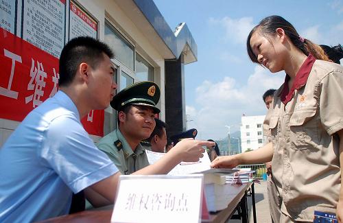 8月28日,在福建省福鼎市工業(yè)園區(qū)工廠,工商部門工作人員接受農(nóng)民工法律咨詢。新華社發(fā)(袁自由 攝)