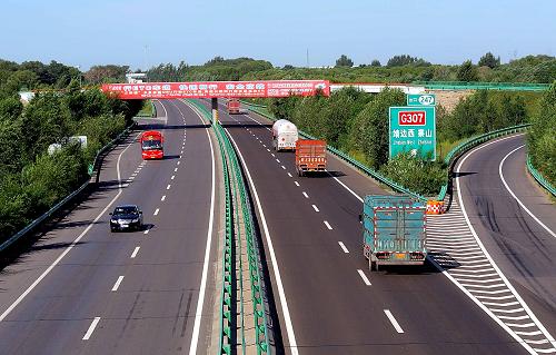 位于靖邊縣城郊的一個(gè)高速公路“十字架”。青(島)銀(川)高速公路和包(頭)茂(名)高速公路在這里交匯(8月22日攝)。新華社記者 王頌 攝