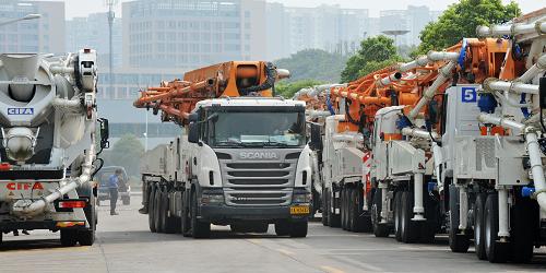 一輛組裝下線(xiàn)的泵車(chē)駛出中聯(lián)重科總裝車(chē)間(9月11日攝)。新華社記者 龍弘濤 攝