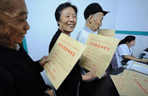 9月19日,合川區(qū)合陽城街道的居民在社區(qū)醫(yī)院登記健康檔案。新華社記者 李健 攝