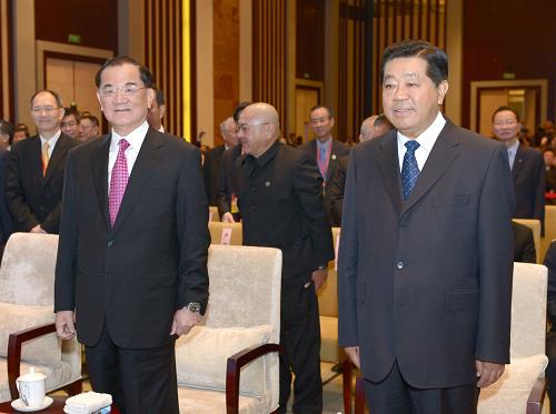 9月19日,2012海峽兩岸企業(yè)家紫金山峰會在南京舉行開幕式,中共中央政治局常委、全國政協(xié)主席賈慶林,中國國民黨榮譽(yù)主席連戰(zhàn)出席。新華社記者 馬占成 攝