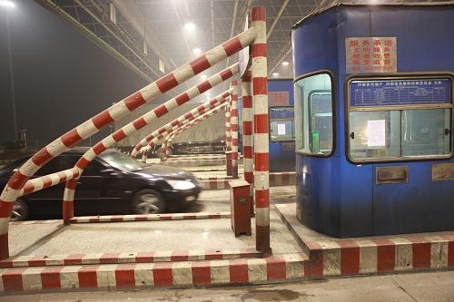 10月8日零時,在鄭州黃河公路大橋收費站,收費室空無一人,車輛暢行無阻。新華社發(fā)(陳代述 攝)