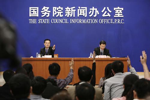 10月9日,記者在發(fā)布會(huì)現(xiàn)場(chǎng)提問(wèn)。新華社發(fā)(李方宇 攝)