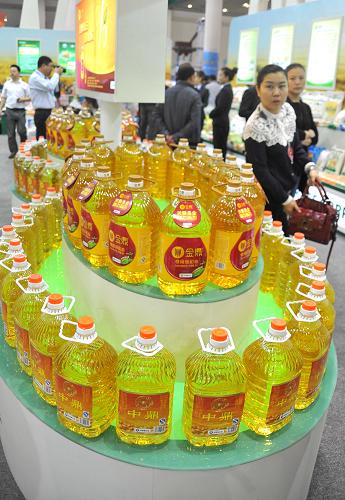 10月16日,參觀者在參觀展出的糧油產(chǎn)品。新華社記者 徐速繪 攝