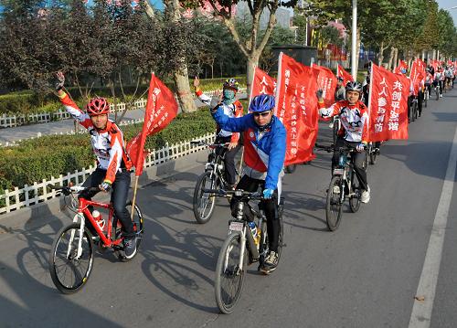 10月28日,邢臺市消防志愿者自行車隊(duì)在市區(qū)騎行,宣傳消防安全知識。日前,河北省邢臺消防支隊(duì)聯(lián)合邢臺市自行車運(yùn)動協(xié)會成立了由40多名志愿者組成的河北省第一支消防安全宣傳志愿者騎行隊(duì)。志愿者隊(duì)伍每周進(jìn)入社區(qū)、學(xué)校和農(nóng)村進(jìn)行消防安全知識宣傳,營造全民關(guān)注消防、參與消防的社會氛圍。新華社發(fā)