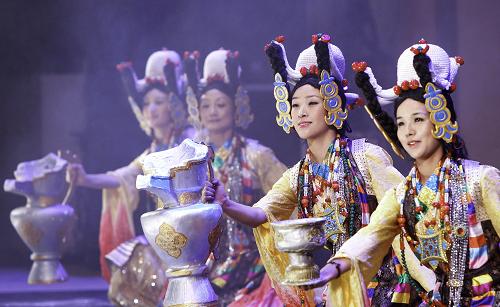11月5日,在波蘭首都華沙,演員在“魅力西藏”歌舞晚會(huì)上表演民族舞蹈。新華社記者 周磊 攝