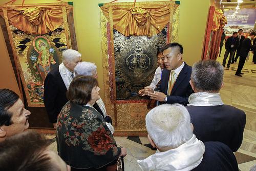 11月5日,在波蘭首都華沙,來(lái)賓在“2012波蘭·中國(guó)西藏文化周”上參觀西藏唐卡。新華社記者 周磊 攝