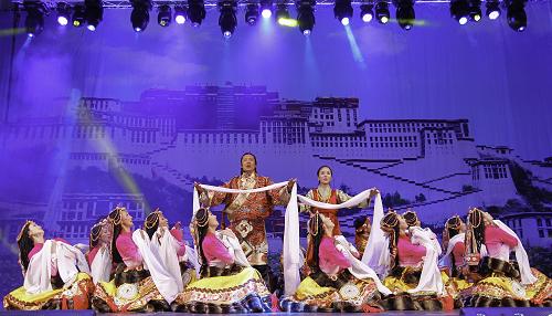 11月5日,在波蘭首都華沙,演員在“魅力西藏”歌舞晚會(huì)上表演民族歌舞。新華社記者 周磊 攝