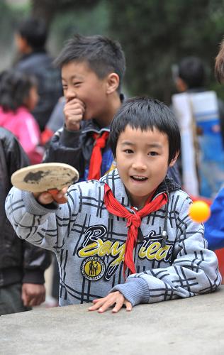11月5日,云南彝良洛澤河鎮(zhèn)彝河村鍋圈巖小學(xué)的學(xué)生們?cè)谡n間休息時(shí)打乒乓球。新華社記者 孫瑞博 攝