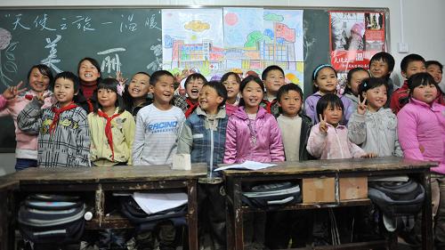 11月5日,在云南彝良縣洛澤河鎮(zhèn)彝河村鍋圈巖小學,小學生在他們共同繪制的一幅“美麗新校園”暢想圖前合影留念。當日, 中國紅十字基金會“天使之旅—溫暖彝良”行動在云南彝良地震震區(qū)中心的彝良縣洛澤河鎮(zhèn)正式啟動。“天使之旅”行動是中國紅十字基金會今年啟動的一項嶄新的志愿者行動計劃,希望通過向全社會公開招募志愿者,協助尋找和發(fā)現更多的人道主義救助需求,并由志愿者全程參與救助需求的調查和評估、后續(xù)救助方案的制定、實施和監(jiān)督等各個環(huán)節(jié)。新華社記者 孫瑞博 攝