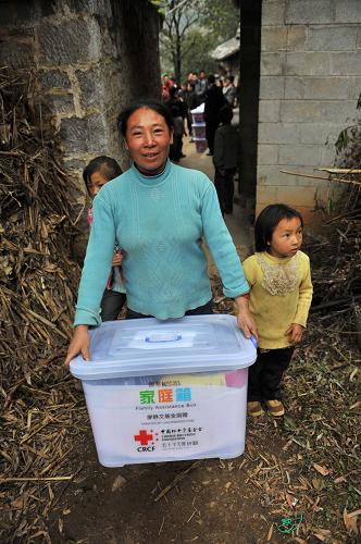 11月5日,在云南彝良縣洛澤河鎮(zhèn)獻雞村龍洞社,村民領到御寒家庭箱。中國紅十字基金會向該社54戶家庭贈送御寒家庭箱。新華社記者 孫瑞博 攝