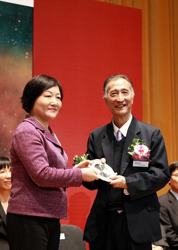 11月29日,活動嘉賓為擔任主講人的中國科學院院士、中山大學化學與化學工程學院教授蘇鏘(右)頒發(fā)紀念品。新華社記者 金怡 攝