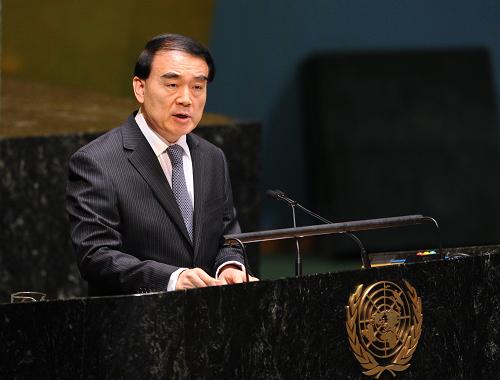 11月29日,在紐約聯(lián)合國總部,中國常駐聯(lián)合國代表李保東在決議通過后發(fā)言。中國常駐聯(lián)合國代表李保東29日在紐約聯(lián)合國總部說,中方對巴勒斯坦成為聯(lián)合國觀察員國表示熱烈祝賀,認(rèn)為這體現(xiàn)了國際社會對巴勒斯坦人民恢復(fù)民族合法權(quán)利的廣泛支持。第67屆聯(lián)合國大會當(dāng)天以138票贊成、9票反對、41票棄權(quán)通過決議,決定在聯(lián)合國給予巴勒斯坦觀察員國地位。新華社記者 申宏 攝