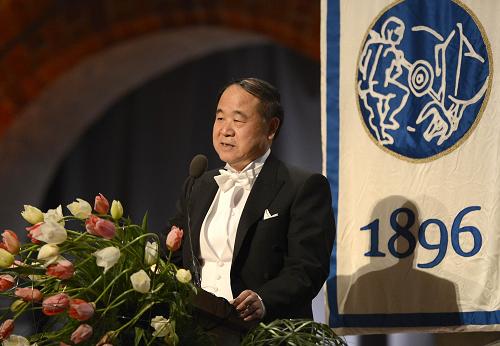 12月10日,在瑞典首都斯德哥爾摩,2012年諾貝爾文學(xué)獎(jiǎng)獲得者、中國作家莫言在諾貝爾頒獎(jiǎng)典禮晚宴上發(fā)表獲獎(jiǎng)感言。新華社記者 武巍 攝