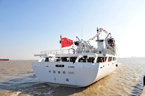 12月11日,中國(guó)漁政206船首航赴東海海域執(zhí)行護(hù)漁巡航任務(wù)。當(dāng)日,中國(guó)漁政206船入列中國(guó)漁政東??傟?duì),首赴我國(guó)東海海域執(zhí)行護(hù)漁維權(quán)任務(wù)。中國(guó)漁政206船是我國(guó)目前噸位最大、性能最先進(jìn)的大型漁政船之一。該漁政船的入列,將進(jìn)一步提升中國(guó)漁政專(zhuān)屬經(jīng)濟(jì)區(qū)巡航和護(hù)漁維權(quán)執(zhí)法能力。 新華社記者 張建松 攝