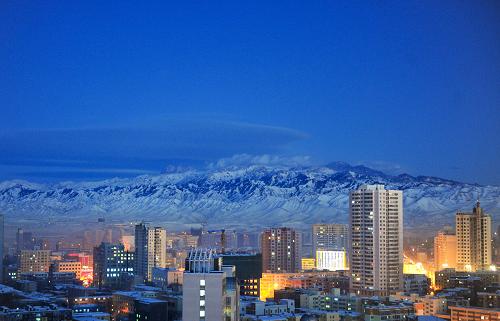 烏魯木齊城區(qū)傍晚的天空一片湛藍(12月5日攝)。新華社記者 王菲 攝