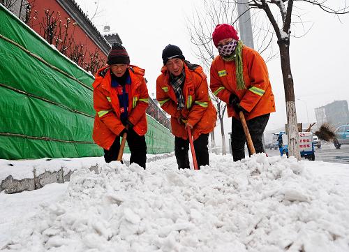 12月14日,環(huán)衛(wèi)工人們?cè)谇謇矸e雪。當(dāng)日,天津全市普降大雪。截至上午10點(diǎn),市區(qū)降雪量達(dá)到8毫米。此次降雪是天津自2012年入冬以來(lái)出現(xiàn)的最強(qiáng)降雪過(guò)程。天津市氣象局已分發(fā)布了道路結(jié)冰黃色預(yù)警信號(hào)和暴雪藍(lán)色預(yù)警信號(hào),提醒市民加強(qiáng)保暖措施,注意出行安全。新華社記者 張超群 攝