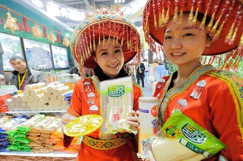 1月10日,在特色農產品展會現(xiàn)場,兩位身著民族服裝的促銷員在展示特色產品。當日,第十二屆西部農交會在重慶開幕。本屆西部農交會以“綠色、品牌、合作、發(fā)展”為主題,主要活動包括重慶特色效益農業(yè)展、農業(yè)投資項目簽約儀式、出口食品農產品質量安全示范區(qū)授牌儀式、大型超市農產品采購說明及農超對接會、農業(yè)投融資對接會、農產品網(wǎng)上展廳等。 新華社記者 李健 攝