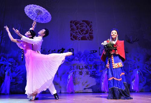 2月18日,在比利時(shí)布魯塞爾藝術(shù)中心,歌唱演員阿魯阿卓(右)和舞蹈演員共同演繹《夢(mèng)里水鄉(xiāng)》。當(dāng)晚,由中國國務(wù)院僑務(wù)辦公室和中國海外交流協(xié)會(huì)組派的“文化中國·四海同春”藝術(shù)團(tuán)為當(dāng)?shù)厝A僑華人、各界友人獻(xiàn)上一場精美絕倫的文藝晚會(huì)。新華社記者 葉平凡 攝