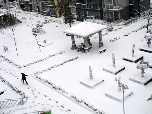 2月19日,在南京市匯景佳園小區(qū)內(nèi),居民在厚厚的積雪中行走。新華社發(fā)(王躍武 攝)