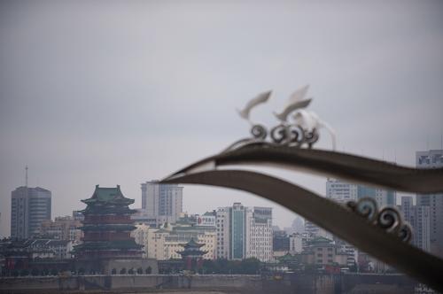這是2月19日拍攝的南昌紅谷灘區(qū)贛江對(duì)岸城區(qū)。2月18日起,江西省迎來(lái)一輪強(qiáng)降溫天氣。伴隨著最高達(dá)12攝氏度的降溫和4至5級(jí)偏北風(fēng),江西南昌由于春節(jié)燃放煙花爆竹而造成的霧霾也被一掃而凈。根據(jù)南昌市環(huán)保局公布的數(shù)據(jù),2月19日上午,南昌的PM2.5指數(shù)為14,達(dá)到優(yōu)級(jí)。新華社記者 周密 攝