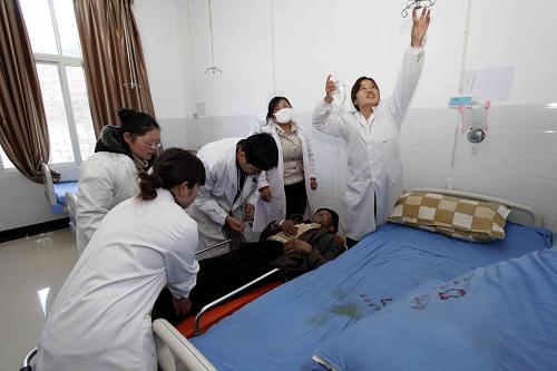 2月19日,醫(yī)務(wù)人員在云南省昭通市藥山鎮(zhèn)衛(wèi)生院救治傷員。截至當(dāng)日19時30分,19日上午云南省昭通市巧家縣、四川省涼山彝族自治州寧南縣交界發(fā)生的4.9級地震,已造成巧家縣8人受傷,其中重傷2人;房屋倒塌26戶72間、嚴(yán)重受損255戶365間。目前,抗震救災(zāi)工作正在緊張有序進(jìn)行中。 新華社發(fā)(閆科任 攝)