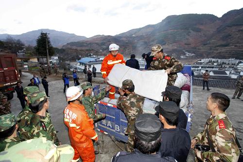 2月19日,救災(zāi)人員在卸載運抵的救災(zāi)物資。 新華社發(fā)(閆科任 攝)