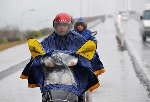 長沙市民在雨中騎行(2月20日攝)。當(dāng)日,受強(qiáng)冷空氣影響,湖南長沙出現(xiàn)明顯的降溫、降雨天氣,城區(qū)雨霧蒙蒙。據(jù)當(dāng)?shù)貧庀蟛块T介紹,隨著一股冷空氣的繼續(xù)東移南下,長沙氣溫將進(jìn)一步走低。氣象部門提請(qǐng)交通、公安等部門做好道路結(jié)冰應(yīng)急工作;駕車出行必須聽從指揮,慢速行駛;行人出門注意保暖。新華社記者 龍弘濤 攝