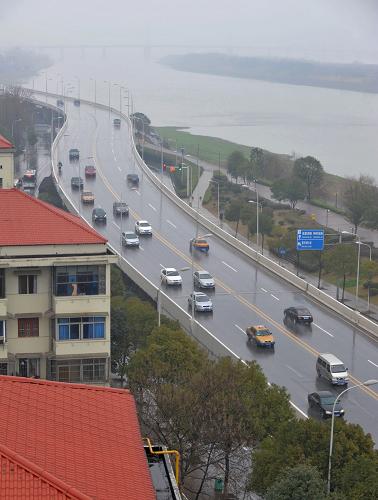 雨霧中的長沙城區(qū)一處高架橋(2月20日攝)。新華社記者 龍弘濤 攝