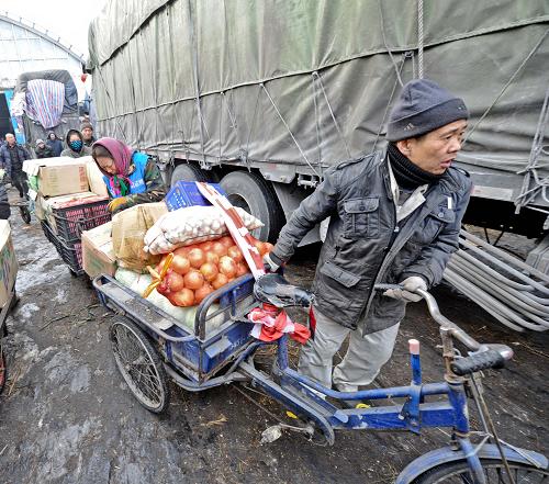 在哈爾濱市哈達(dá)果菜批發(fā)市場,一名菜商購進(jìn)一車南方蔬菜(2月6日攝)。新華社記者 王松 攝