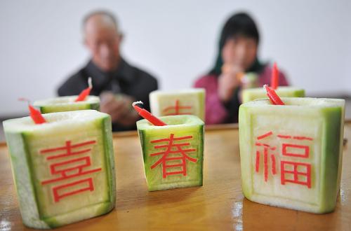 2月21日,山東省淄博市沂源縣悅莊鎮(zhèn)東悅莊村村民在制作蘿卜燈。新華社發(fā)(趙東山 攝)