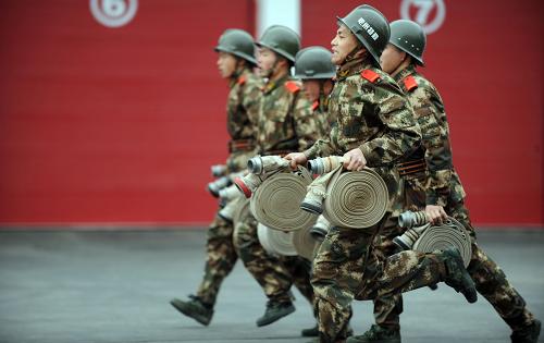 2月21日,安徽省亳州市消防支隊的新兵在接受訓(xùn)練。春節(jié)期間,安徽省亳州市消防支隊堅持“嚴(yán)格訓(xùn)練、嚴(yán)格要求、科學(xué)施訓(xùn)、務(wù)求實效”的原則,結(jié)合實際,積極創(chuàng)新,扎實抓好新兵的訓(xùn)練工作,以全面提高新兵的身體素質(zhì)和消防業(yè)務(wù)素質(zhì)。新華社發(fā)(張延林 攝)