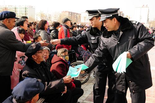 2月22日,在甘肅省蘭州市皋蘭縣文化廣場舉行的農(nóng)村廟會上,蘭州鐵路公安處蘭州東車站派出所民警為觀看廟會節(jié)目的現(xiàn)場群眾發(fā)放《鐵路安全常識小手冊》。春節(jié)假期即將結(jié)束,農(nóng)村外出務(wù)工人員及學(xué)生將集中出行,為了減少出行人員在旅途中遭遇不必要損失,甘肅蘭州鐵路公安處蘭州東車站民警選擇群眾比較聚集的農(nóng)村正月廟會,開展以鐵路安全常識講解、鐵路出行防盜防騙技巧介紹等為主題的鐵路安全教育。新華社記者 范培珅 攝