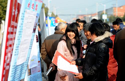 2月22日,在安徽省長豐縣杜集鄉(xiāng),幾名求職者在查看招聘信息。當日,安徽省合肥市經(jīng)開區(qū)人事勞動局、人才中心組織36家用工企業(yè)來到安徽省長豐縣杜集鄉(xiāng)開展“春風行動——送崗位到縣區(qū)”招聘活動。此次招聘會共提供3000多個就業(yè)崗位,為用工企業(yè)和求職者提供了供需對接、雙向選擇的平臺,讓有求職意向的農(nóng)民工在家門口就能找到合適的工作。新華社記者 劉軍喜 攝
