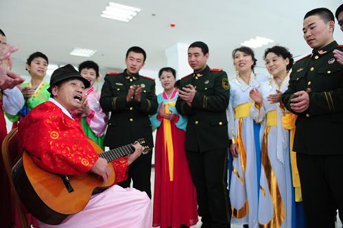 2月22日,朝鮮族群眾為邊防檢查站戰(zhàn)士表演吉他彈唱。新華社記者 潘昱龍 攝