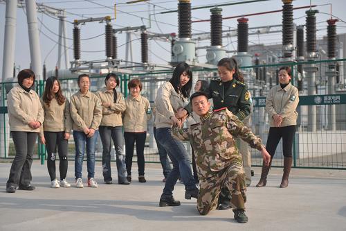 3月5日,江蘇揚(yáng)州邊防檢查站的武警和教官為供電公司女職工演示防身方法。當(dāng)日,江蘇揚(yáng)州邊防檢查站的女警和軍事教官應(yīng)邀來(lái)到共建單位揚(yáng)州110千伏雙橋變電站,為承擔(dān)揚(yáng)州電網(wǎng)運(yùn)行維護(hù)任務(wù)的女職工演示、講解應(yīng)急防身技巧和方法,幫助女職工提高自我保護(hù)和防范能力,迎接“三八”國(guó)際婦女節(jié)的到來(lái)。新華社發(fā)(濮良平 攝)