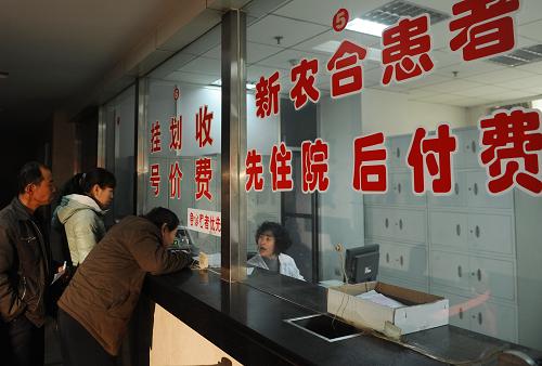 在太原市清徐縣人民醫(yī)院,當(dāng)?shù)鼐用裨谵k理掛號(hào)、付費(fèi)手續(xù)(1月22日攝)。新華社記者 燕雁 攝