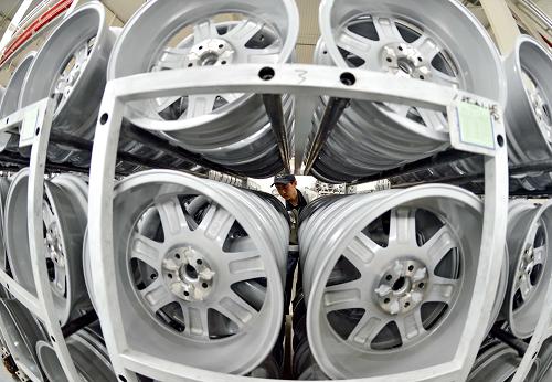 工人在秦皇島市開發(fā)區(qū)中信戴卡股份有限公司車輪生產(chǎn)線上工作(3月5日攝)。近日,河北省統(tǒng)計局發(fā)布數(shù)據(jù)顯示,該省環(huán)首都綠色經(jīng)濟圈14個縣(市、區(qū))和沿海三市(秦皇島、唐山、滄州),2012年實現(xiàn)地區(qū)生產(chǎn)總值分別為1738.1億元和9812.7億元,同比增長10.5%和10.7%,增速均高于全省平均水平。新華社記者 楊世堯 攝