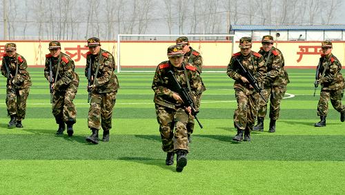 3月6日,河北公安邊防總隊(duì)新訓(xùn)團(tuán)的女兵在進(jìn)行戰(zhàn)術(shù)訓(xùn)練。河北省公安邊防總隊(duì)新訓(xùn)團(tuán)有10多名新入伍的女兵,她們?cè)谟?xùn)練場(chǎng)上巾幗不讓須眉,經(jīng)過(guò)幾個(gè)月的歷練,軍事素養(yǎng)不斷得到提升。新華社記者 楊世堯 攝