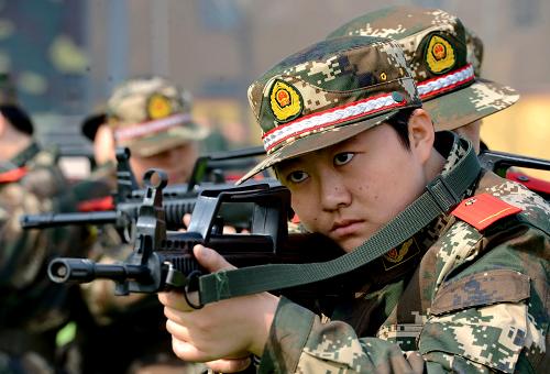 3月6日,河北公安邊防總隊(duì)新訓(xùn)團(tuán)的女兵在進(jìn)行戰(zhàn)術(shù)訓(xùn)練。新華社記者 楊世堯 攝