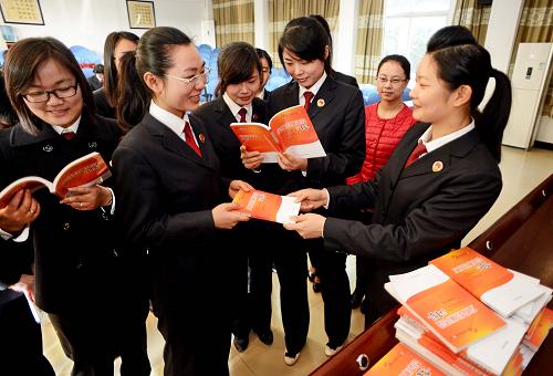 3月7日,福清市婦女干部在分發(fā)廉政書籍。當(dāng)日,福建省著名僑鄉(xiāng)福清市紀(jì)委、婦聯(lián)、檢察院等機(jī)關(guān)女干部聯(lián)合開展獻(xiàn)愛心,慶“三八”過“廉節(jié)”宣傳教育活動。節(jié)日期間,不搞宴會、不發(fā)紀(jì)念品,以觀看警示教育展覽,讀廉政書籍,獻(xiàn)愛心送溫暖等方式,過一個(gè)文明清廉的節(jié)日。新華社記者 張國俊 攝
