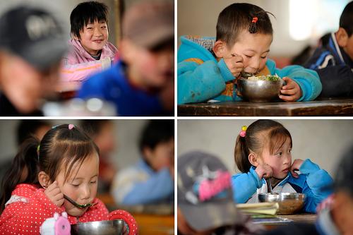 在寧夏西吉縣紅耀鄉(xiāng)大堡小學(xué),學(xué)生們在教室里吃飯(拼版照片,3月6日攝)。新華社發(fā)(李然 攝)