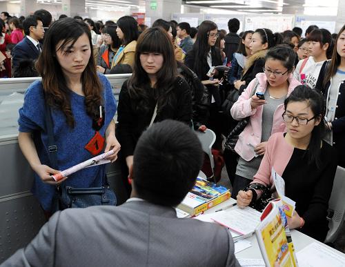 3月8日,眾多女性求職者在河南省第十一屆女子專場(chǎng)招聘會(huì)現(xiàn)場(chǎng)咨詢和應(yīng)聘。 當(dāng)日是三八國(guó)際勞動(dòng)?jì)D女節(jié),河南省第十一屆女子專場(chǎng)招聘會(huì)在河南人才市場(chǎng)舉行,本次招聘會(huì)共有110余家用人單位提供財(cái)務(wù)經(jīng)理、會(huì)計(jì)、出納、行政主管等6000多個(gè)就業(yè)崗位,吸引大批女性求職者前來咨詢和應(yīng)聘。 新華社記者 李博攝
