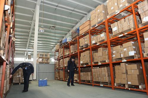 3月28日,在河北省廊坊市鑫佳機(jī)電有限公司,安次區(qū)地稅局的執(zhí)法人員在查看企業(yè)庫(kù)存。 新華社記者 王申 攝