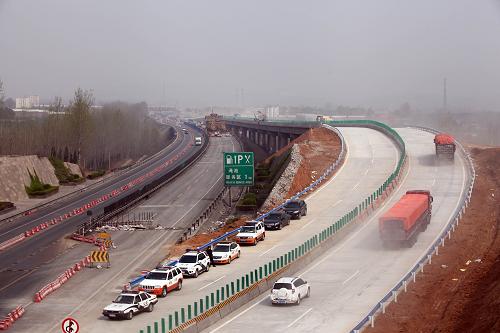 3月28日下午15時(shí),首批車輛通過(guò)臨時(shí)輔道,安全駛上連霍高速公路義昌大橋新橋。